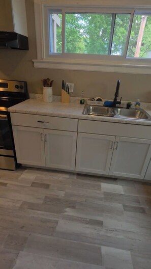 Private kitchen - Cozy 1-bedroom house in charming Kansas City (Kansas City)