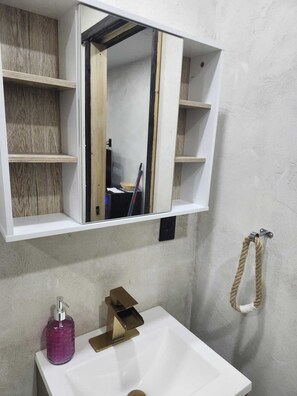 Bathroom - Vrbo Property (Chambly)