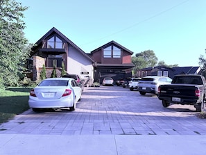 Free self-parking - Garden Resort of Niagara Retreat Center  (Niagara Falls)