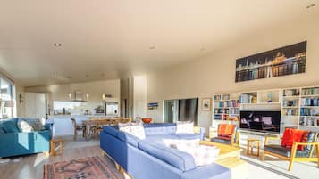 Deluxe Villa, Balcony, Ocean View | Living area