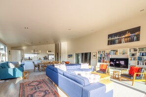 Deluxe Villa, Balcony, Ocean View | Living area - Miro Ridge in Palm Beach (Waiheke Island)