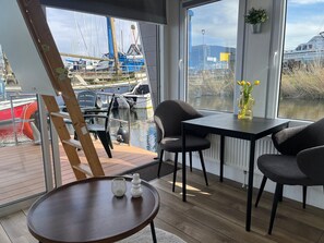 Interior - Mini cozy houseboat close to the beach and restaurants by Weltevreden Experience (Zeewolde)