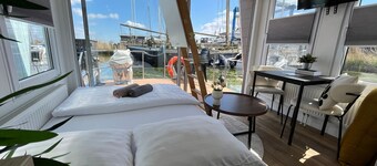 Mini cozy houseboat close to the beach and restaurants by Weltevreden Experience