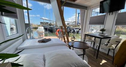 Mini cozy houseboat close to the beach and restaurants by Weltevreden Experience