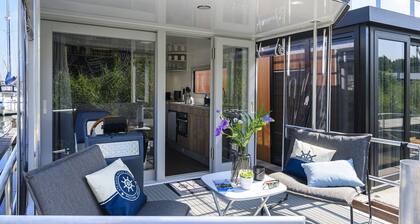 Olav cozy houseboat close to the beach and restaurants by Weltevreden Experience