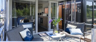 Olav cozy houseboat close to the beach and restaurants by Weltevreden Experience