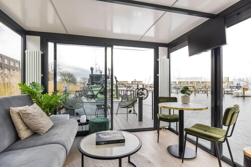 Cosy tiny houseboat near beach and restaurants by Weltevreden Experience