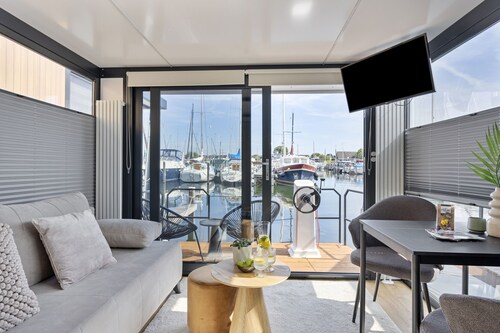 Cosy tiny houseboats near the beach and restaurants!