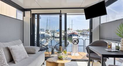 Cosy tiny houseboats near the beach and restaurants!
