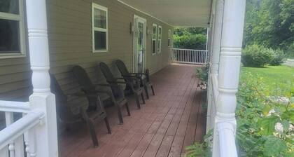 Rustic Farmhouse Getaway 3BR/3BA Hot Tub Outdoor Entertaining Space