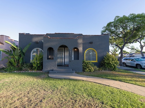 Snoopy & Friends Retreat • Pet Friendly • Near Long Beach Attractions