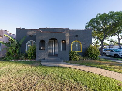 Snoopy & Friends Retreat • Pet Friendly • Near Long Beach Attractions
