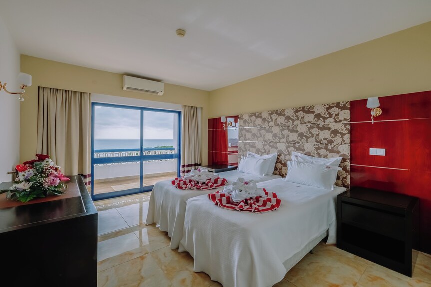 Convenient Stay In Oura Beach! 2 Modern Units With Full Kitchens And Balcony! - Albufeira