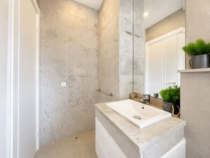 Deluxe Villa, Balcony, Pool View | Bathroom