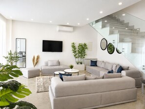 Deluxe Villa, Balcony, Pool View | Living area