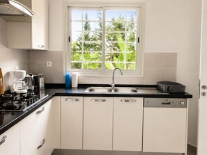 Deluxe Villa, Balcony, Pool View | Private kitchen - Sandra 31  (La Marsa)