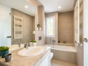 Deluxe Villa, Balcony, Pool View | Bathroom | Separate tub and shower, free toiletries, hair dryer, towels - Sandra 31  (La Marsa)