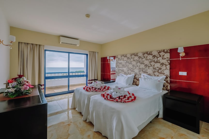 Explore Albufeira Marina! Four Spacious 1br With Full Kitchens, Ocean View! - Albufeira