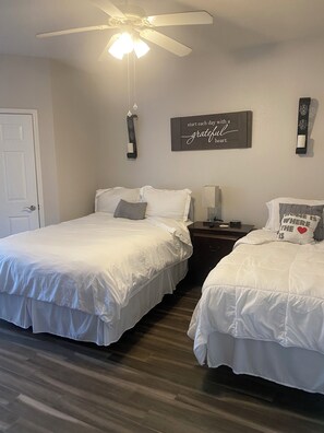 2 bedrooms, iron/ironing board, WiFi, bed sheets - Elegant 2 bd/2 bth condo — Modern Luxury Minutes from Downtown & Beaches! (Tampa)