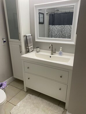 Shower, hair dryer, towels, soap - Elegant 2 bd/2 bth condo — Modern Luxury Minutes from Downtown & Beaches! (Tampa)