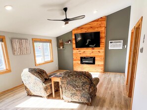 Smart TV, fireplace - Charming 2BR - Walkable Lake-Town Experience + Access to Water & Trails (Hackensack)