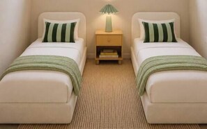 办公桌、熨斗/熨衣板、旅行婴儿床、WiFi