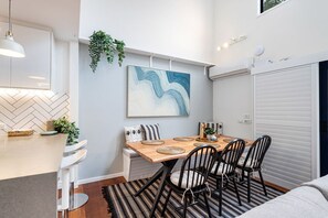Dining - Biggera Breeze Retreat (Biggera Waters)