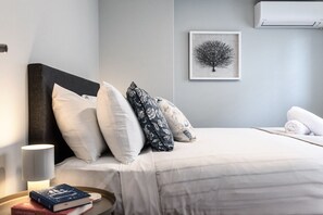Desk, iron/ironing board, WiFi, bed sheets