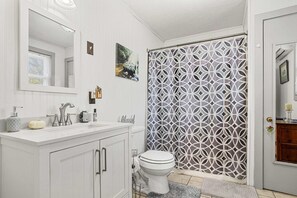 Bathroom - Cozy spacious farmhouse home built in 1900. 4 bedrooms 3 bathrooms in Damascus (Damascus)
