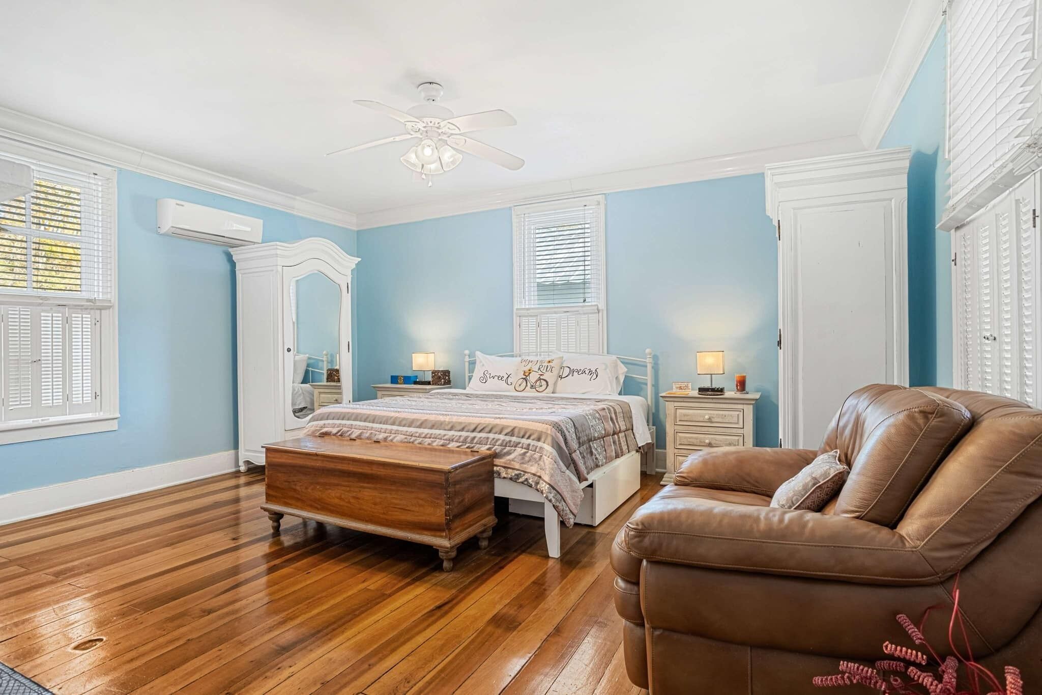 4 bedrooms, iron/ironing board, WiFi, bed sheets