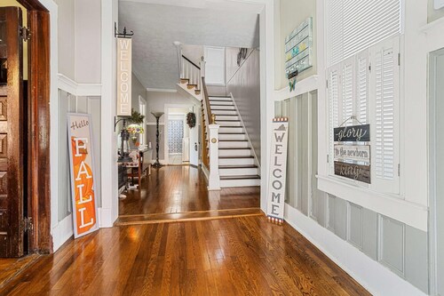 Cozy spacious farmhouse home built in 1900. 4 bedrooms 3 bathrooms in Damascus