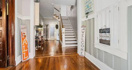 Cozy spacious farmhouse home built in 1900. 4 bedrooms 3 bathrooms in Damascus