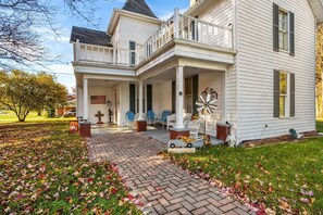 Exterior - Cozy spacious farmhouse home built in 1900. 4 bedrooms 3 bathrooms in Damascus (Damascus)
