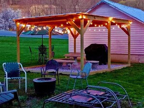 Outdoor dining - Cozy spacious farmhouse home built in 1900. 4 bedrooms 3 bathrooms in Damascus (Damascus)