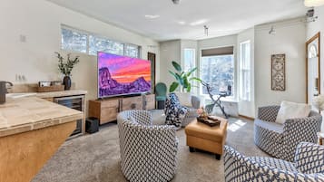 Smart-TV, Kamin, Videospiele, DVD-Player
