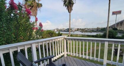 Quiet Waterfront Escape Overlooking Kemah Boardwalk