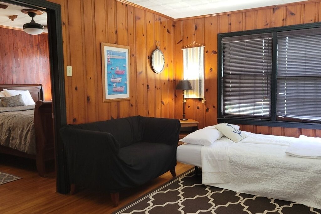 Quiet Waterfront Escape Overlooking Kemah Boardwalk - League City, TX