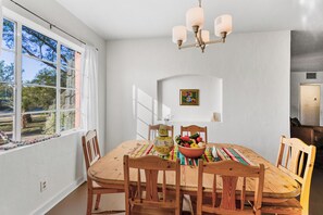Dining - Spacious 3BR/1BA Private Pool Oasis Near UofA (Tucson)