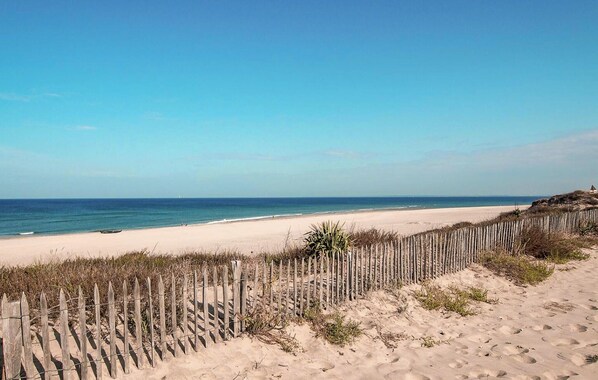 A beach with a wooden fence and a clear view of the ocean. - 2 bedroom amazing home in Soulac-Sur-Mer (Soulac-Sur-Mer)