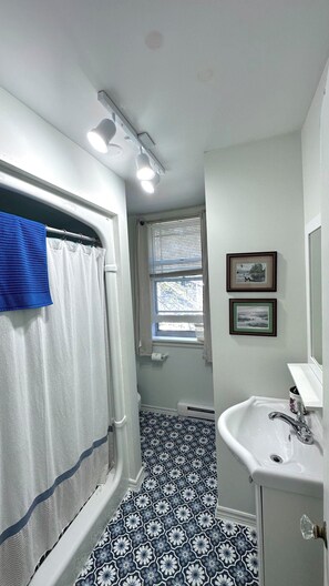 Bathroom - Falcon Retreats – Peregrine (Sharbot Lake)