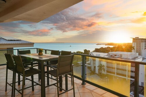 Dazzling Harbour Views, City Escape + Pool & Gym