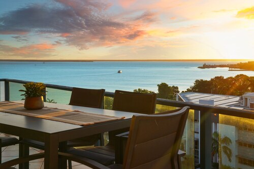 Dazzling Harbour Views, City Escape + Pool & Gym