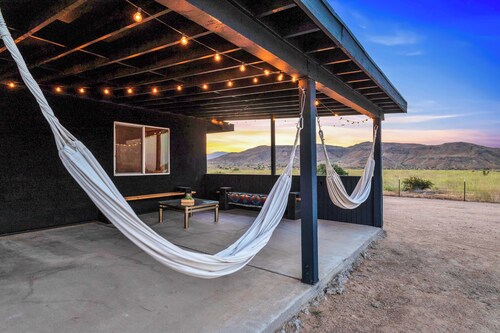 Epic Desert VIEWS, Walk to Pappy’s + Hot Tub, Fire Pit, Private, Dogs Welcome!