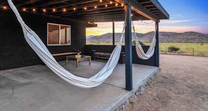 Epic Desert VIEWS, Walk to Pappy’s + Hot Tub, Fire Pit, Private, Dogs Welcome!