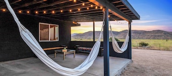 Epic Desert VIEWS, Walk to Pappy’s + Hot Tub, Fire Pit, Private, Dogs Welcome!