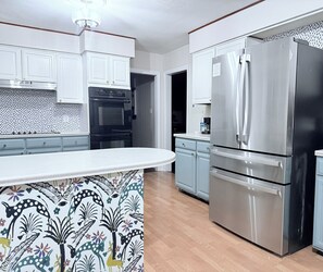 Private kitchen - Perfect Family Beach Getaway - Pet Friendly w/ Game Room & BBQ - 7 mins to Ocean (Norfolk)