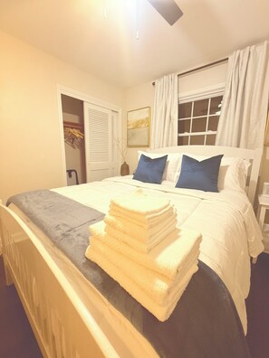 Room - Perfect Family Beach Getaway - Pet Friendly w/ Game Room & BBQ - 7 mins to Ocean (Norfolk)