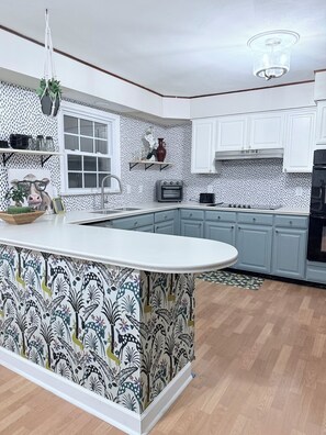 Private kitchen - Perfect Family Beach Getaway - Pet Friendly w/ Game Room & BBQ - 7 mins to Ocean (Norfolk)