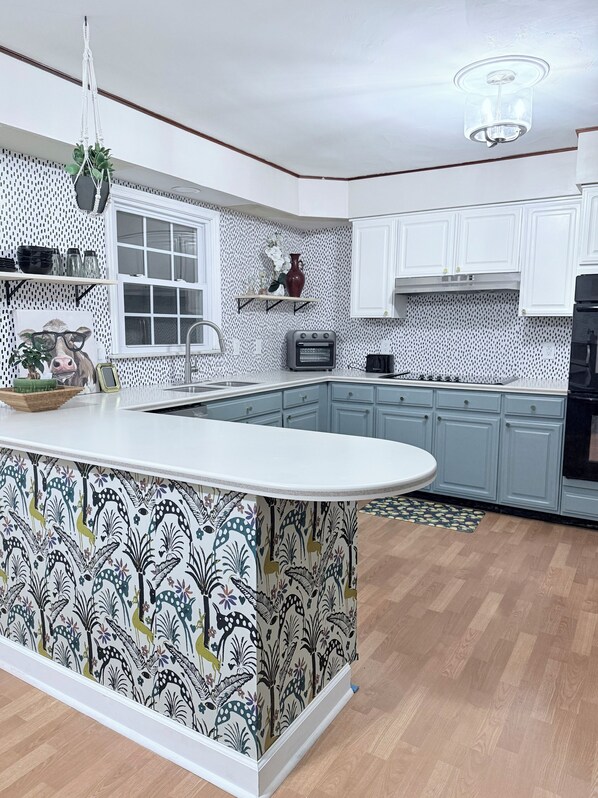 Private kitchen - Perfect Family Beach Getaway - Pet Friendly w/ Game Room & BBQ - 7 mins to Ocean (Norfolk)