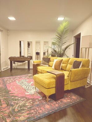 Interior - Perfect Family Beach Getaway - Pet Friendly w/ Game Room & BBQ - 7 mins to Ocean (Norfolk)